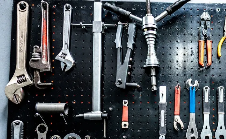 Jakie meble warsztatowe najlepiej sprawdzą się przy naprawie pojazdów i pracach mechanicznych?