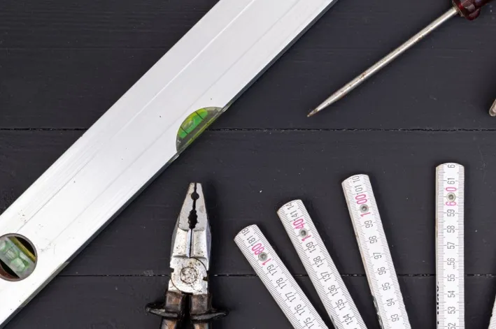 Jak dobrać meble warsztatowe do potrzeb majsterkowicza i hobbysty?