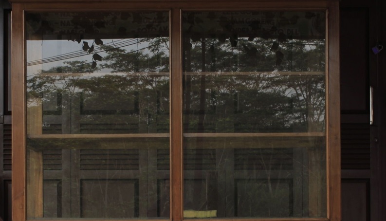 Jakie rozwiązania przechowywania oferują witryny do salonu?