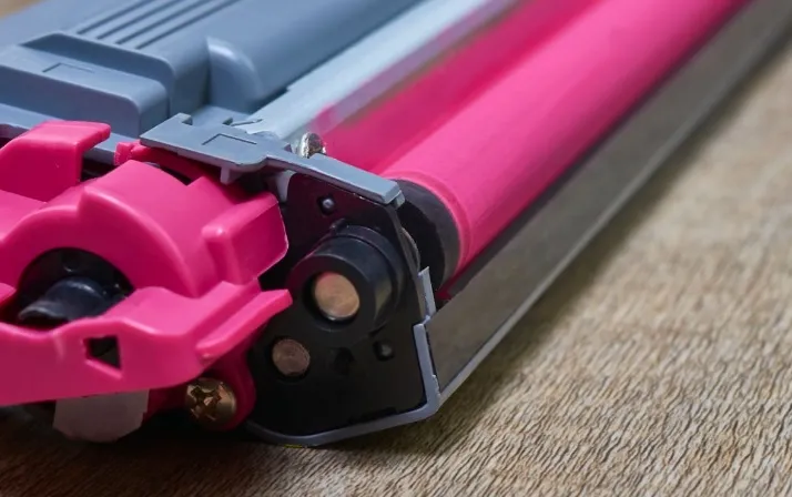 Jakie sygnały na opakowaniu wskazują, że tonery mogą być podróbką?