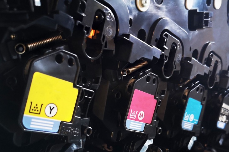 Jak rozpoznać podrobione tonery po zapachu, pyle i zachowaniu proszku w kasecie?