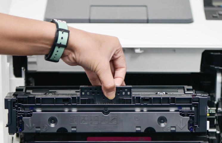 Jakie objawy w druku mogą sugerować, że tonery są niskiej jakości lub sfałszowane?